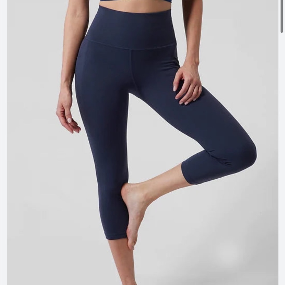 Athleta Salutation Stash Capri Navy Size Small